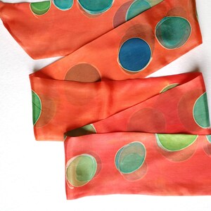 Lenço de seda com bolinhas pintadas à mão: fita de amarrar cabelo vermelho salmão