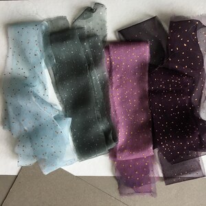 Set di quattro nastri in chiffon di seta, nastri dipinti a mano con pois dorati, rame e argento, nastri strappati a mano blu, grigio, viola e prugna