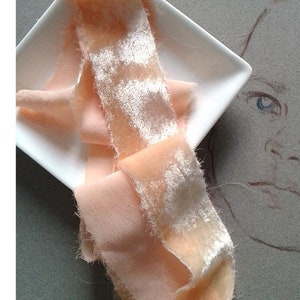 Nastro di velluto color pesca chiaro tinto a mano, nastro di velluto di seta strappato a mano, bouquet da sposa, inviti di nozze, styling fotografico Nastro da sposa