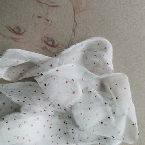 Nastro in chiffon di seta blu ciano con pois color rame, nastri tinti a mano, nastri strappati a mano, matrimonio boho, bouquet da sposa, fotografia di matrimonio,