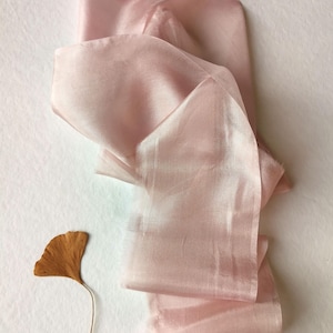 Nastro di seta color oro rosa pallido strappato a mano, nastro con bordi grezzi rosa cipria dipinto a mano, bouquet da sposa, nastri pastello leggeri per inviti di nozze