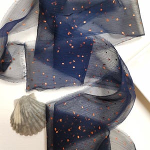Nastro in chiffon di seta blu scuro 2"x72" di larghezza con pois color rame, nastro strappato a mano / nastro dipinto a mano, nastri per bouquet da sposa, confezioni regalo