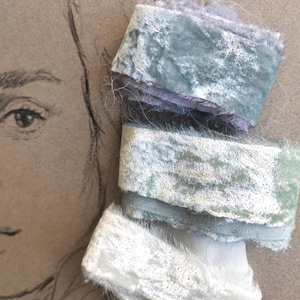 Set di 3 nastri di velluto di seta, bordi grezzi strappati a mano, azzurro Inca grigio e verde dipinti a mano, invito di nozze con decorazione di bouquet, progetto tessile