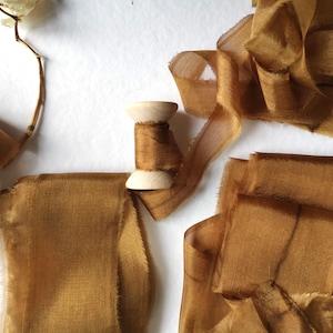 Nastro di seta color ocra dorato dipinto a mano / Invito a nozze, accessorio per confezioni regalo Nastro per bouquet da sposa Tinto e strappato a mano, nastro con bordo grezzo