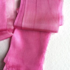 Nastro di seta rosa acceso con bordi grezzi, fatto a mano, invito a nozze rosa, decorazione floreale