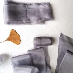 Fita de seda cinza roxa com borda crua, fita de seda pongee rasgada à mão, inspiração para casamento, decoração de buquê de noiva, fita tingida à mão em tons pastel para casamento