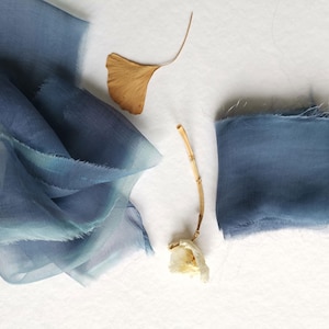 Set di due nastri in chiffon di seta, nastri dipinti a mano in colore blu notte, nastri strappati a mano blu