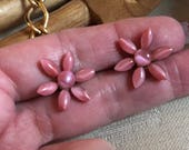Vintage pink flowers screwback earrings, pink lucite daisy clip earrings, pink flower earrings, bride 39 s pink earrings