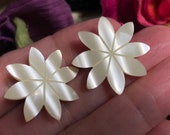 Vintage daisy shaped mother of pearl pierced earrings, bride 39 s daisy earrings, pierced daisy earrings, MOP flower daisy pierced earrings