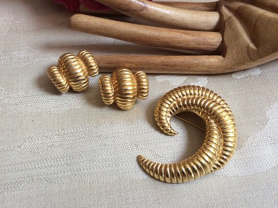 Kenneth Jay Lane GOLD SWIRL PIN