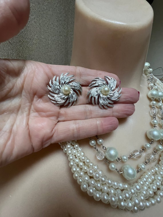 White faux store pearl necklace