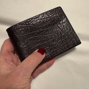 Cartera vintage de hombre de piel de vacuno resistente St. Thomas, sin usar. Billetero de piel de vacuno texturizada marrón oscuro. Cartera plegable de cuero NWT para hombre. - MINT