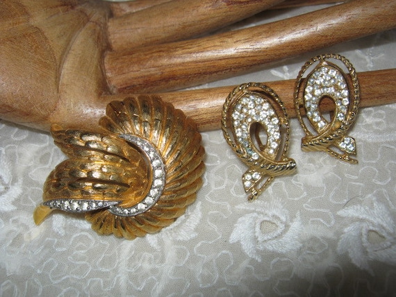Vintage textured goldtone clear crystal brooch, b… - image 1