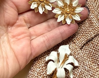 Vintage white/gold flower jewelry set, white/gold lily pin, Sarah Coventry white gold flower clip on earrings, Cerrito lily pin, summer set