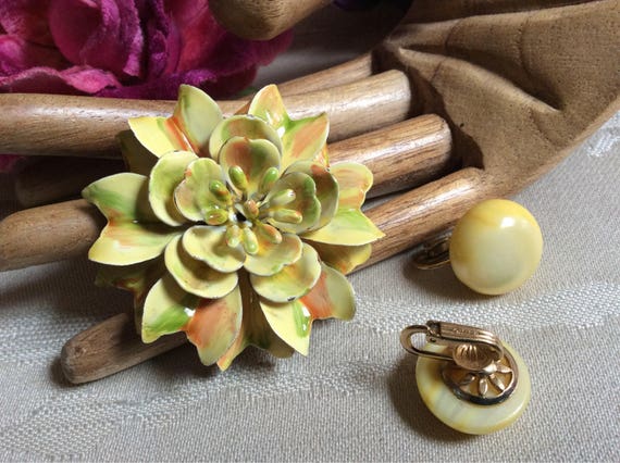 Vintage happy yellow brooch clip earrings, Ciner … - image 7