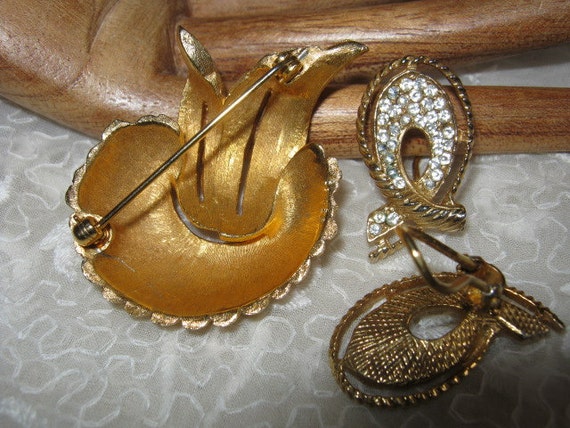 Vintage textured goldtone clear crystal brooch, b… - image 5