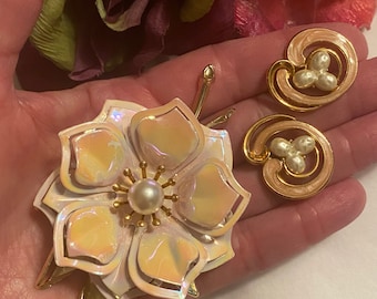 Vintage large pink/peach metallic flower pin, iridescent pearly pastel big flower pin, flower brooch, spring flower pin, wedding jewelry