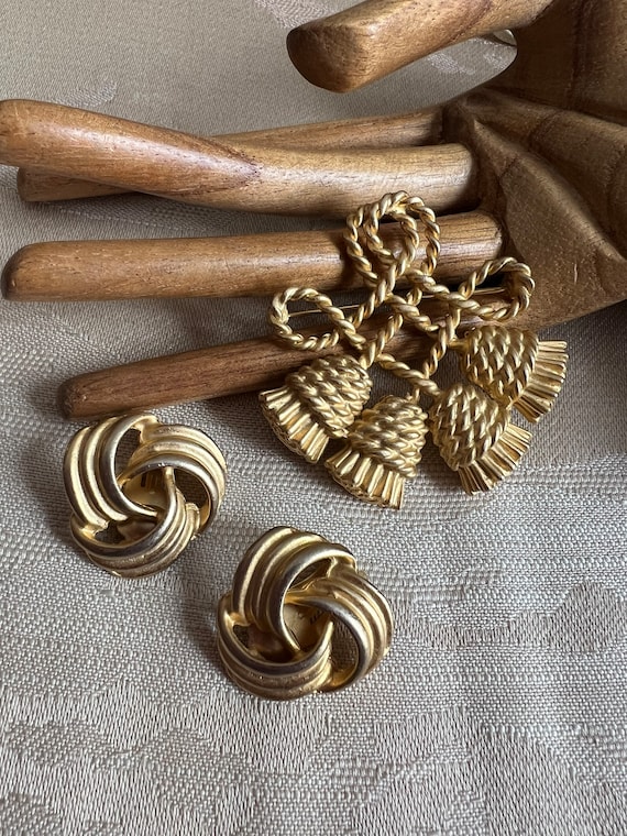 Vintage matte goldtone multi rope tassel brooch, m
