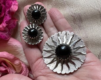 Vintage silvertone black brooch earrings set, Sarah Coventry silver pin set, astral silver black 3D pin earrings set, freeform pin set