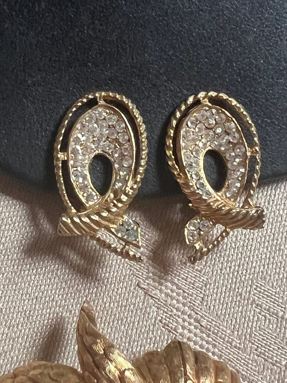 Vintage textured goldtone clear crystal brooch, b… - image 10