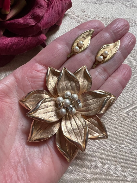 Vintage large goldtone flower brooch, holiday flo… - image 10