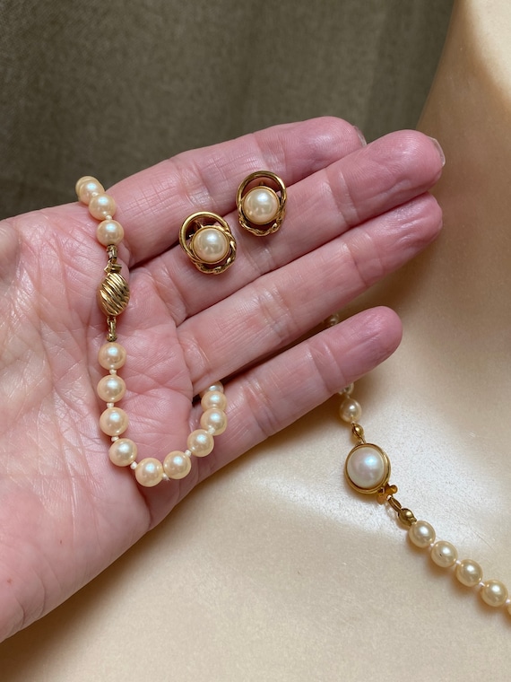 Vintage 3 piece beige pearls jewelry set, 15" kno… - image 1