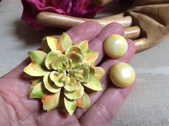 Vintage happy yellow brooch clip earrings, Ciner … - image 5