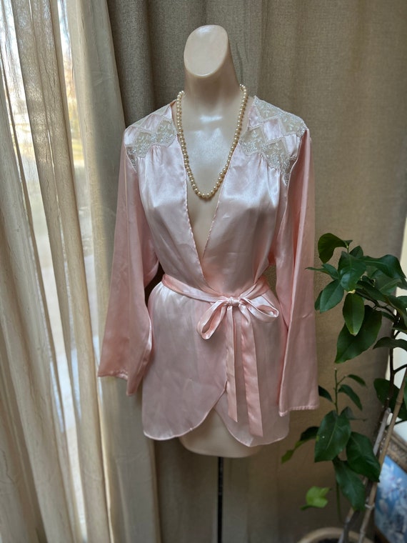 Vintage pale peach satiny short wrap robe S, close