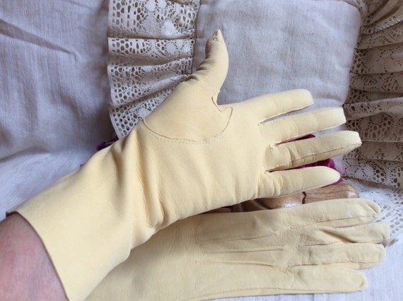 Vintage pale yellow made England doeskin gloves, … - image 4