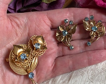 Vintage  goldtone blue crystals flower pin,  textured goldtone blue crystals flower brooch, blue crystal flower clip ons, something blue set