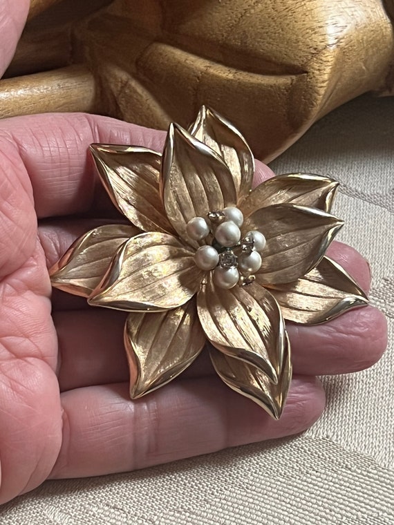 Vintage large goldtone flower brooch, holiday flo… - image 9