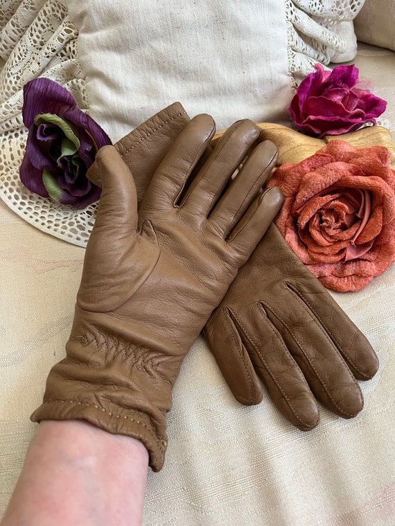 Vintage Saks Fifth Avenue light taupe wrist gloves