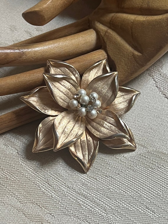 Vintage large goldtone flower brooch, holiday flo… - image 2