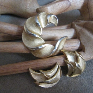 Vintage classic mid century crescent pin earrings set, gold tone scalloped brooch and clip earrings, ruffled swirled jewelry by Trifari