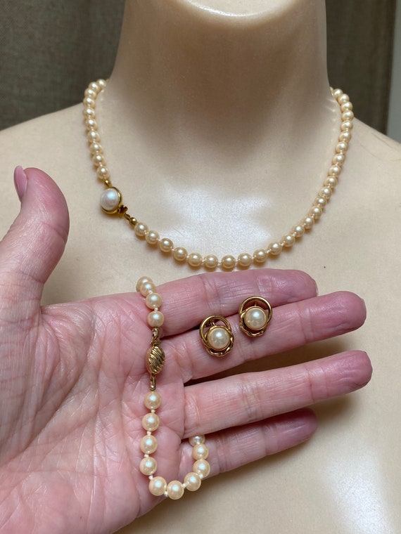 Vintage 3 piece beige pearls jewelry set, 15" kno… - image 10