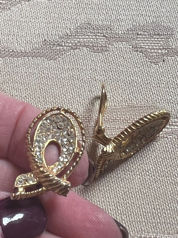 Vintage textured goldtone clear crystal brooch, b… - image 7
