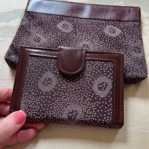 Vintage Anne Klein/St Thomas pequeña cartera/bolso cosmético, accesorios de bolso con estampado de león AK, mini cartera de cuero burdeos oscuro con cremallera