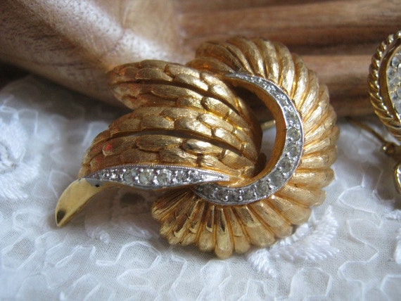 Vintage textured goldtone clear crystal brooch, b… - image 4