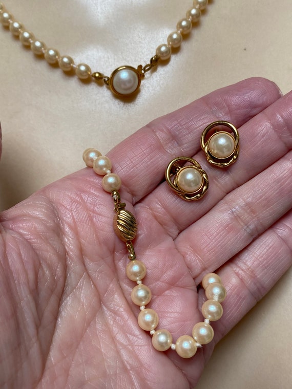 Vintage 3 piece beige pearls jewelry set, 15" kno… - image 2