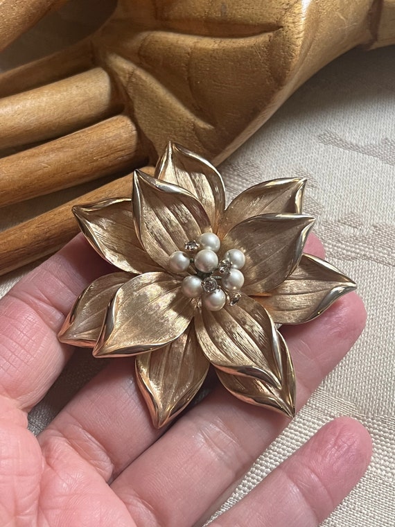 Vintage large goldtone flower brooch, holiday flo… - image 4