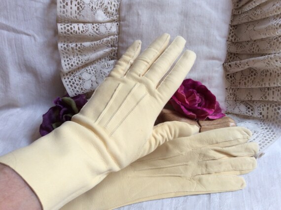 Vintage pale yellow made England doeskin gloves, … - image 3