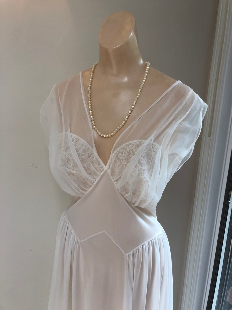 Mad Men gown Vintage off white Vanity Fair sz 34Small romantic night gown bride/'s ivory Old Hollywood night gown wedding night lingerie