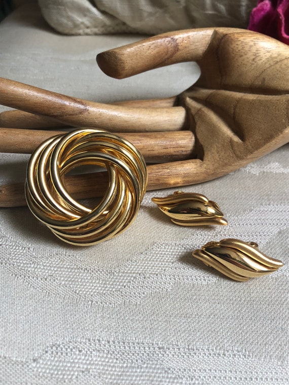 Vintage retro goldtone swirling tubes circle pin c