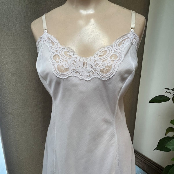 Vintage off white cotton blend Wonder Maid full slip 40, Union label white cottony below knee dress slip 40 bust, comfortable full slip 40