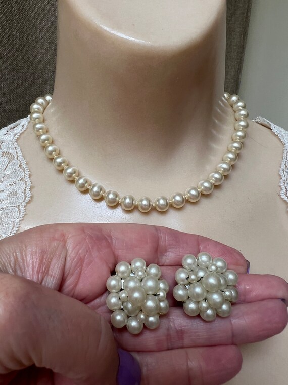 Vintage short Trifari faux pearl necklace/choker,… - image 7