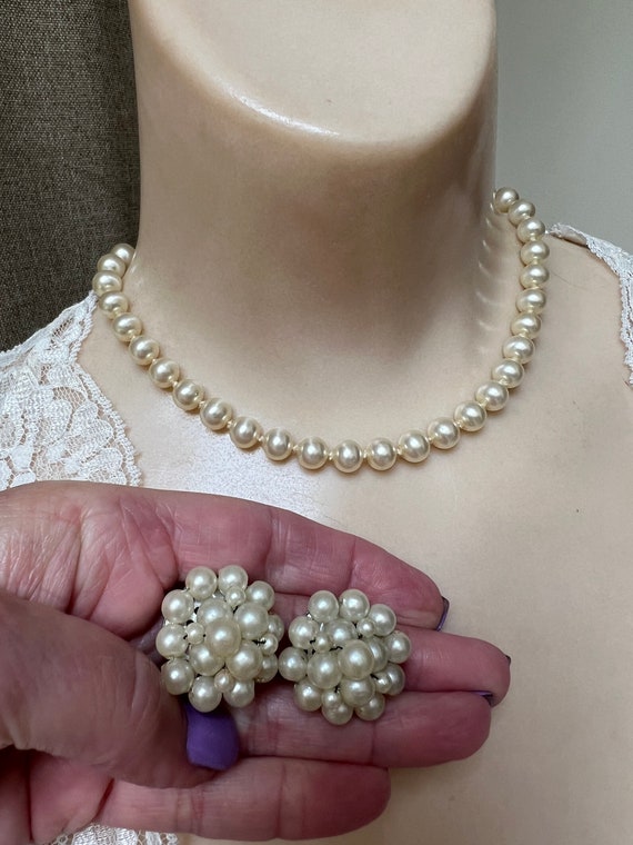 Vintage short Trifari faux pearl necklace/choker,… - image 4