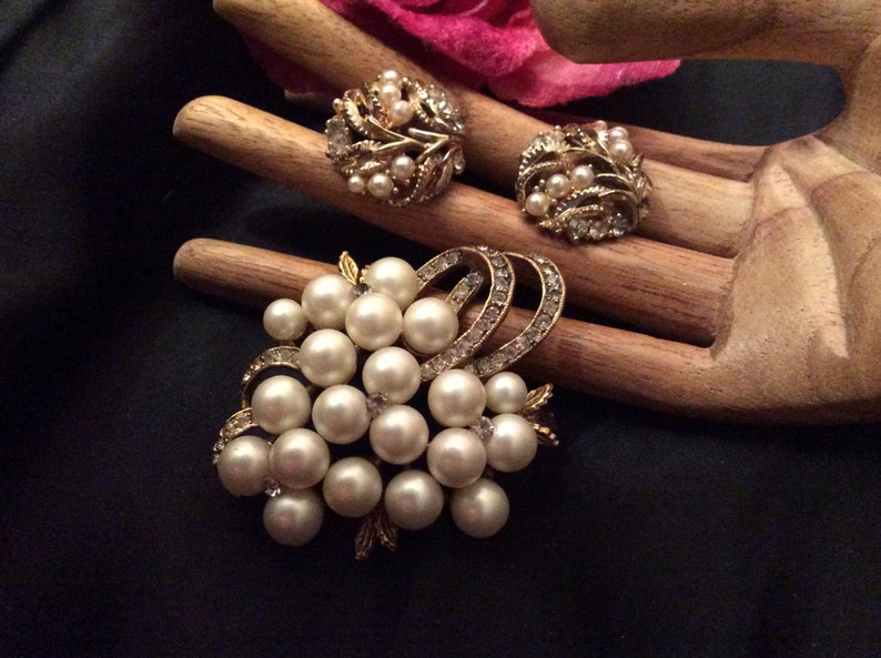 grape cluster style pin screw back earrings Vintage faux cream pearls rhinestones brooch earrings set 2 piece jewelry set