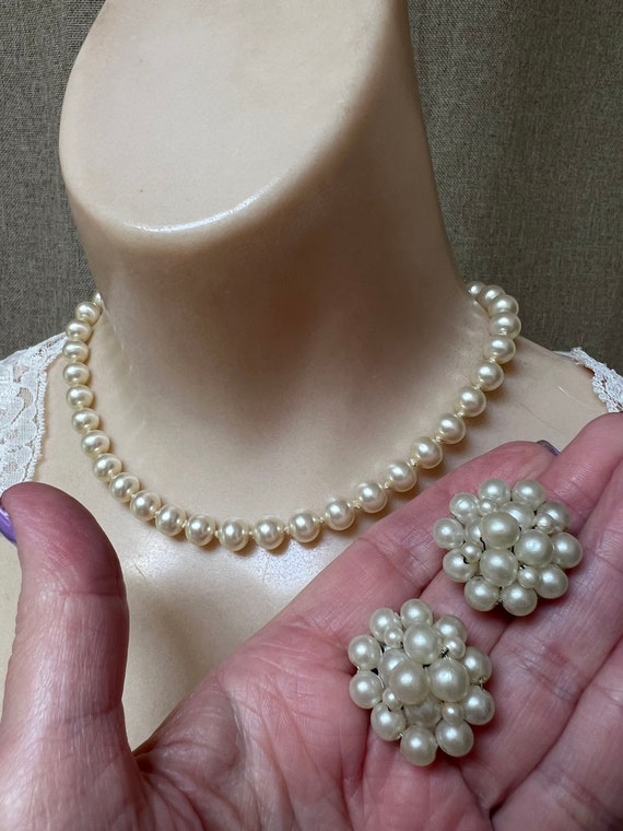 Vintage short Trifari faux pearl necklace/choker,… - image 1