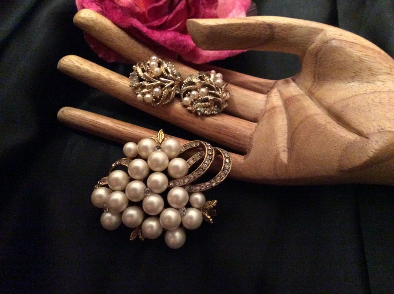 grape cluster style pin screw back earrings Vintage faux cream pearls rhinestones brooch earrings set 2 piece jewelry set
