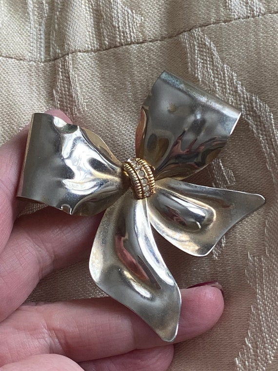 Vintage silvertone big bow brooch, dimensional rib